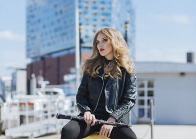 Fanny Kloevekorn - Oboe, am Hamburger Hafen vor Elbphilharmonie ©Frank Radtke
