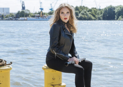 Fanny Kloevekorn - Oboe, am Hamburger Hafen ©Frank Radtke