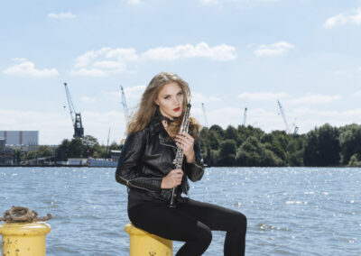Fanny Kloevekorn - Oboe, am Hamburger Hafen ©Frank Radtke