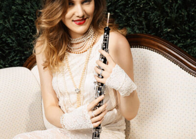 Fanny Kloevekorn - Oboe, auf hellem Sofa ©Frank Radtke